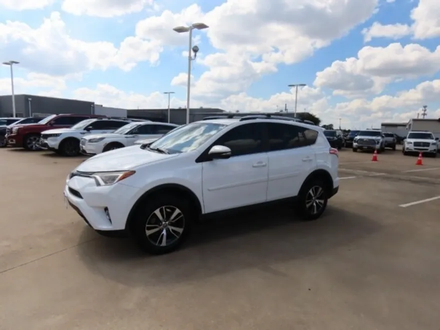 2016 Toyota RAV4 XLE photo 1