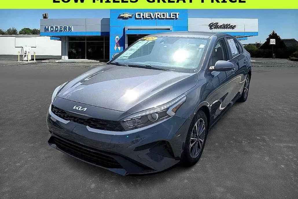2023 Kia Forte LXS photo 1