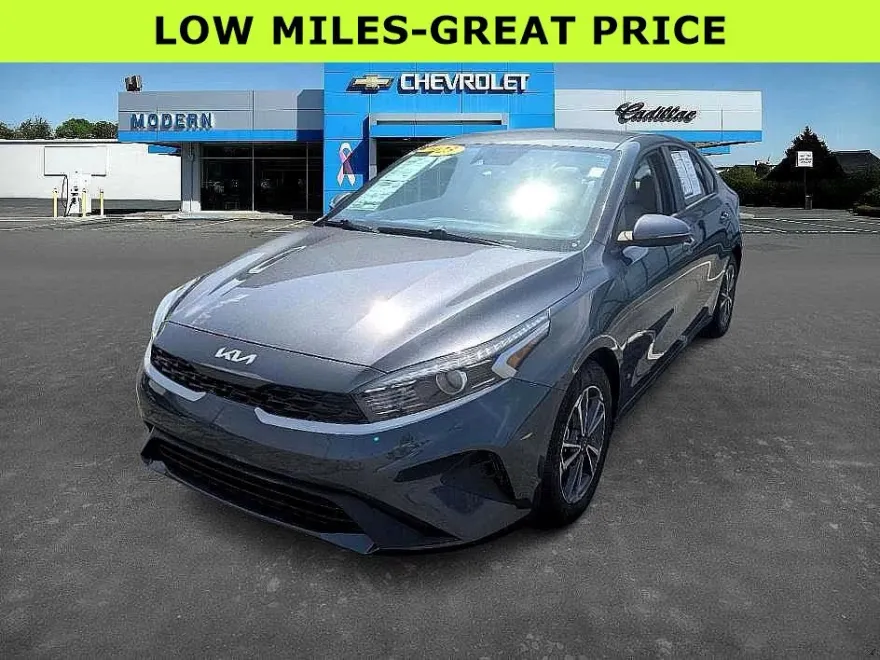 2023 Kia Forte LXS photo 1