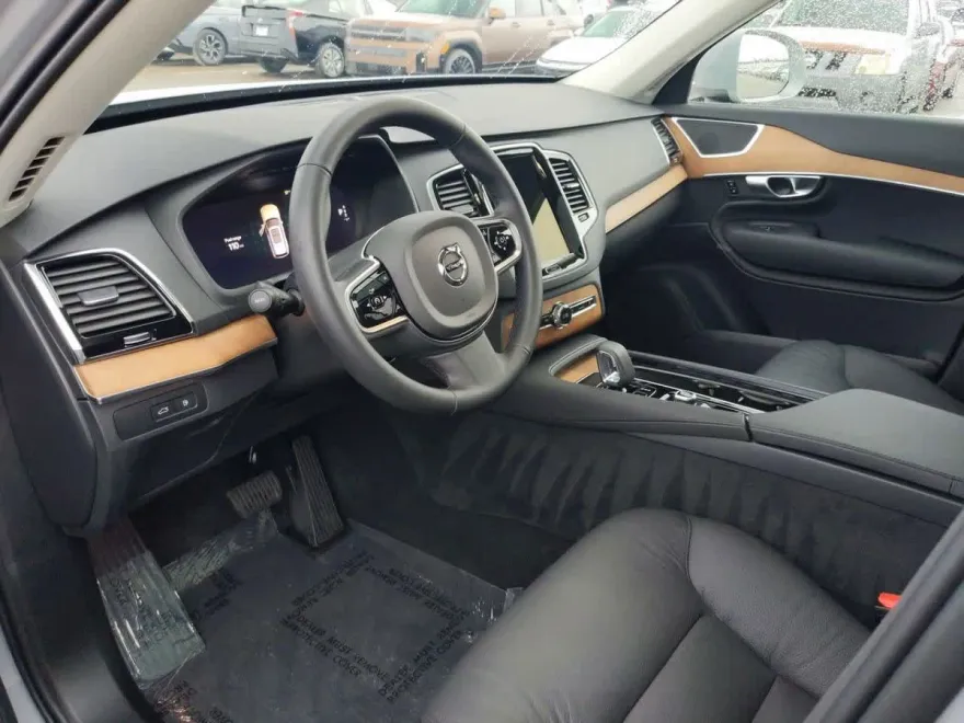 2025 Volvo XC90 T8 Plus photo 1