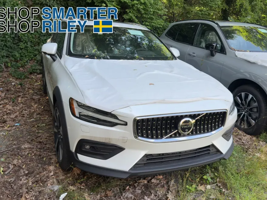 2025 Volvo V60 Cross Country B5 photo 1