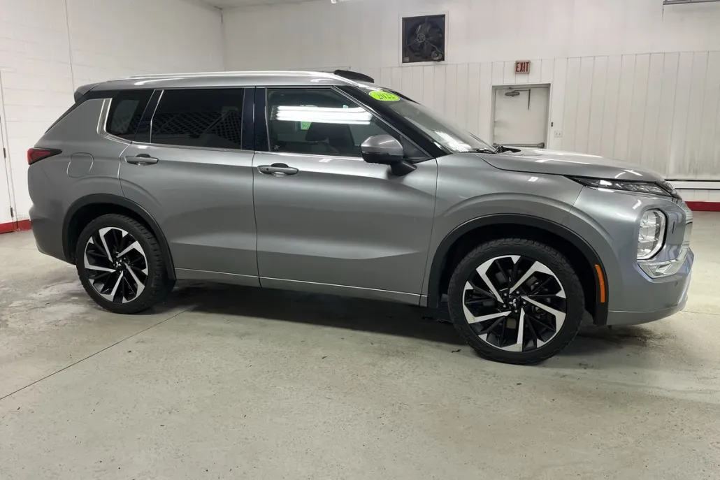 2022 Mitsubishi Outlander SEL Launch Edition photo 1