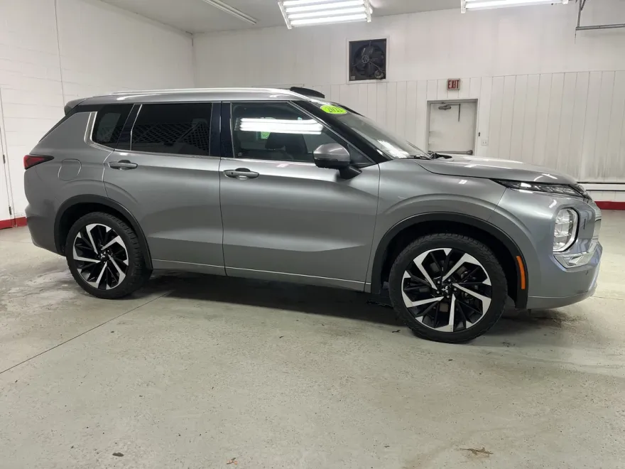 2022 Mitsubishi Outlander SEL Launch Edition photo 1