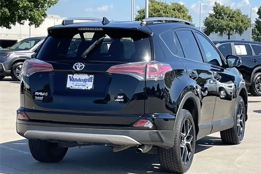 2018 Toyota RAV4 SE photo 1
