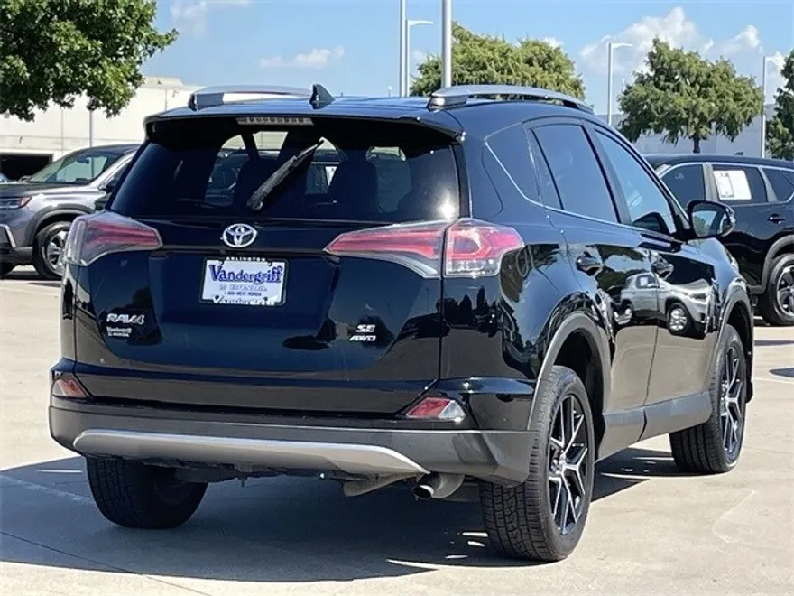 2018 Toyota RAV4 SE photo 1