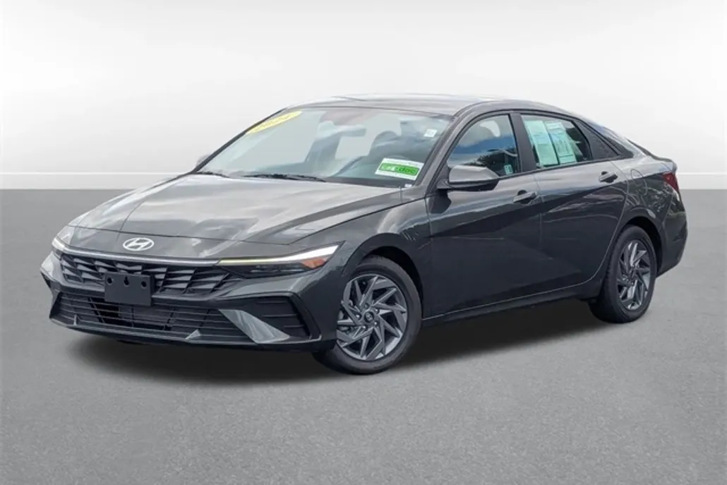 2024 Hyundai Elantra SEL photo 1