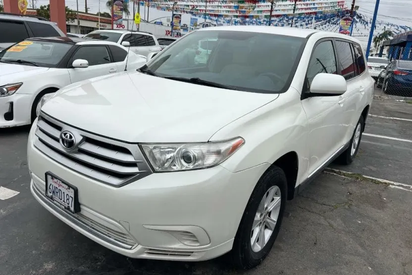 2013 Toyota Highlander Base photo 1