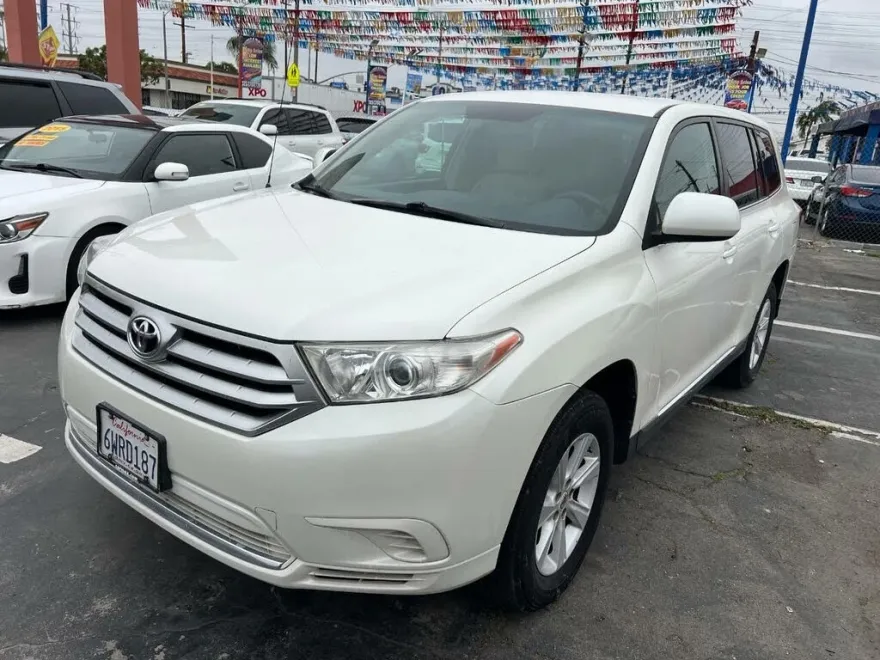 2013 Toyota Highlander Base photo 1