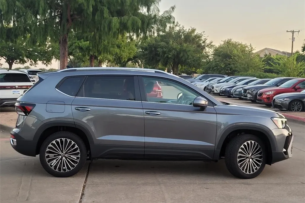 2025 Volkswagen Taos SE photo 1