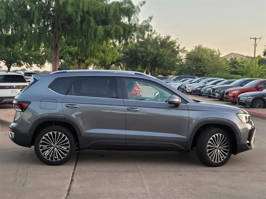 2025 Volkswagen Taos SE photo 1