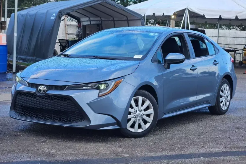 2020 Toyota Corolla LE photo 1