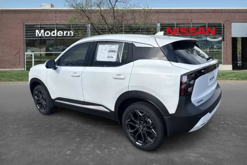 2025 Nissan Kicks SR photo 1