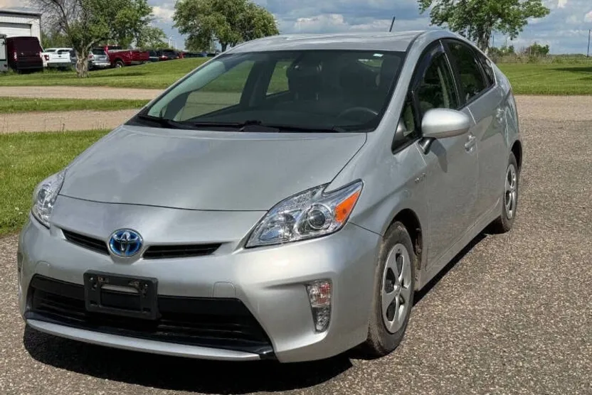 2013 Toyota Prius Four photo 1