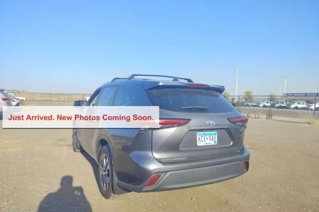 2023 Toyota Highlander XLE photo 1
