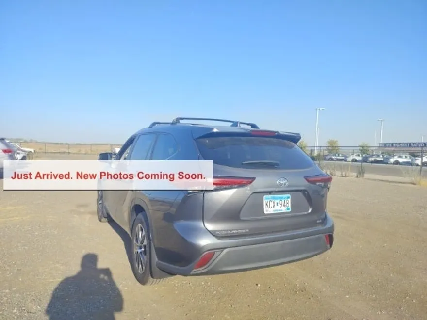 2023 Toyota Highlander XLE photo 1
