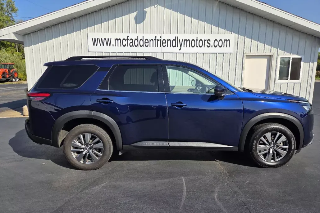 2023 Nissan Pathfinder SV photo 1