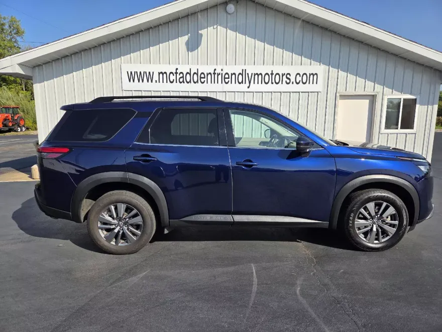 2023 Nissan Pathfinder SV photo 1