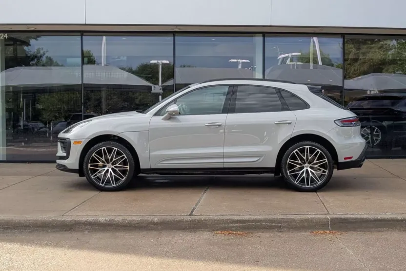 2025 Porsche Macan T photo 1