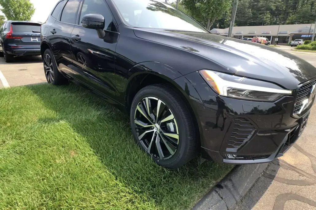 2025 Volvo XC60 B5 Plus photo 1