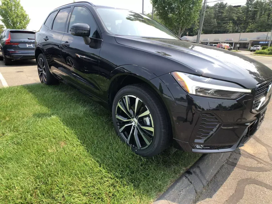 2025 Volvo XC60 B5 Plus photo 1