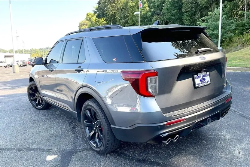 2023 Ford Explorer ST photo 1