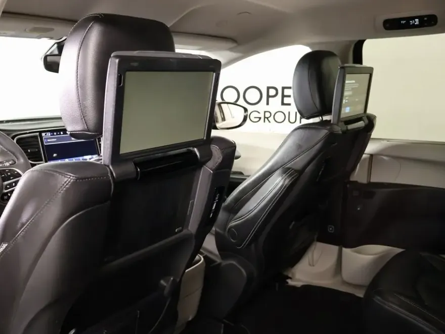 2022 Chrysler Pacifica Touring L photo 1