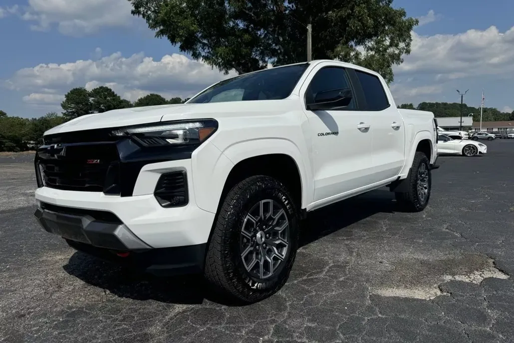 2024 Chevrolet Colorado Z71 photo 1