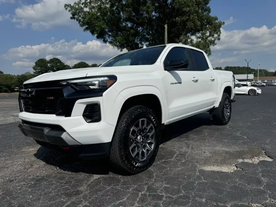 2024 Chevrolet Colorado Z71 photo 1