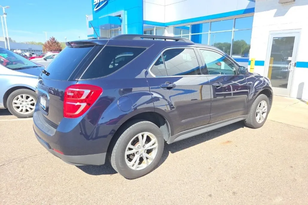 2017 Chevrolet Equinox LT photo 1