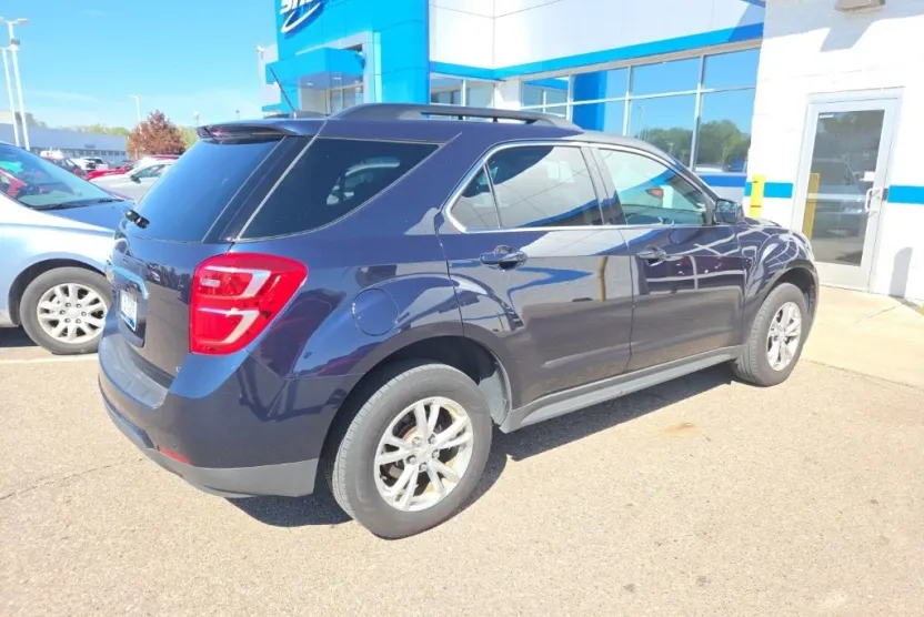 2017 Chevrolet Equinox LT photo 1