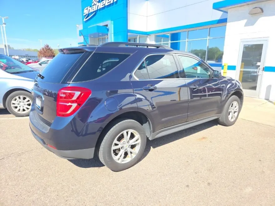 2017 Chevrolet Equinox LT photo 1