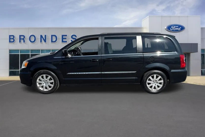 2014 Chrysler Town & Country Touring photo 1
