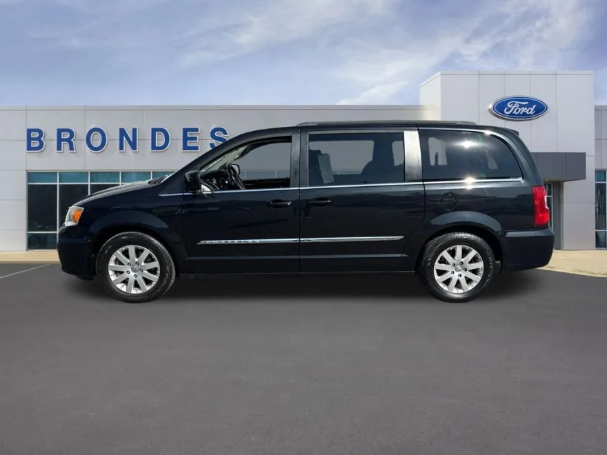 2014 Chrysler Town & Country Touring photo 1