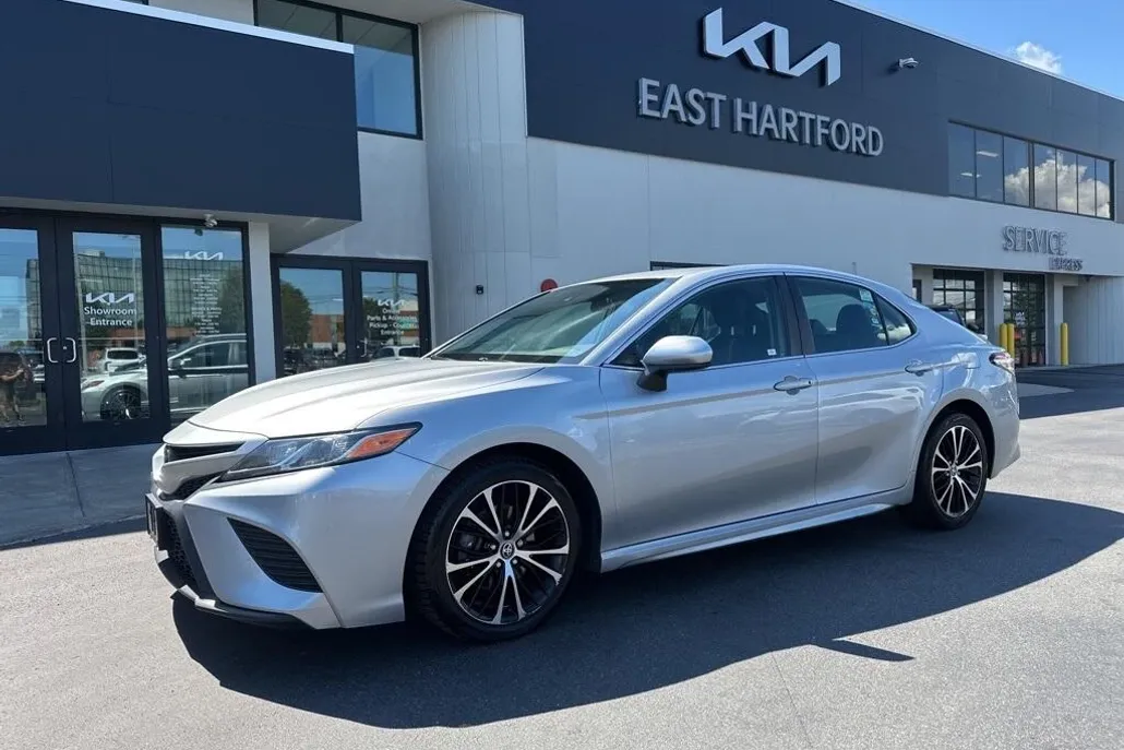 2020 Toyota Camry SE photo 1
