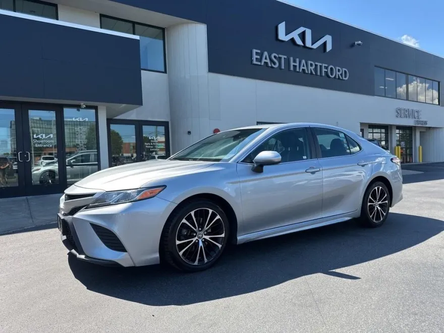 2020 Toyota Camry SE photo 1