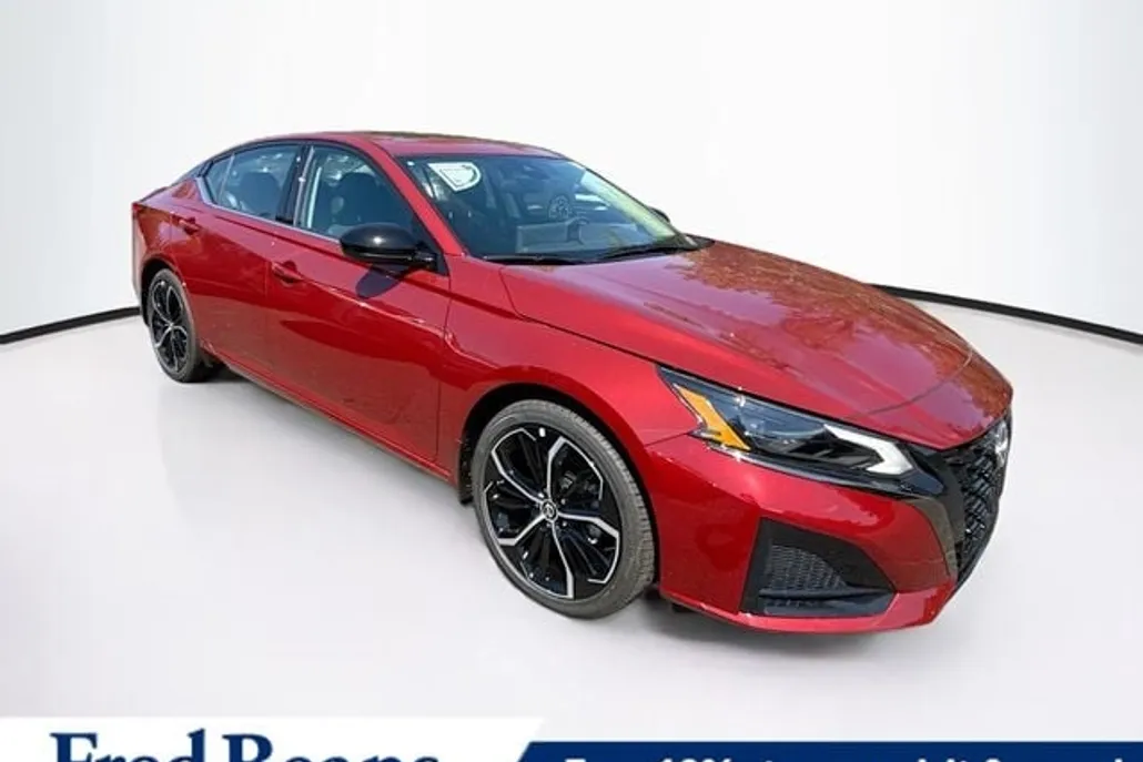 2025 Nissan Altima SR photo 1