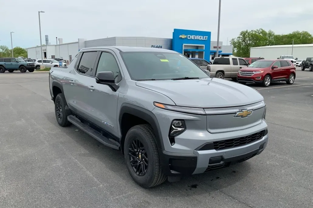 2025 Chevrolet Silverado EV LT photo 1