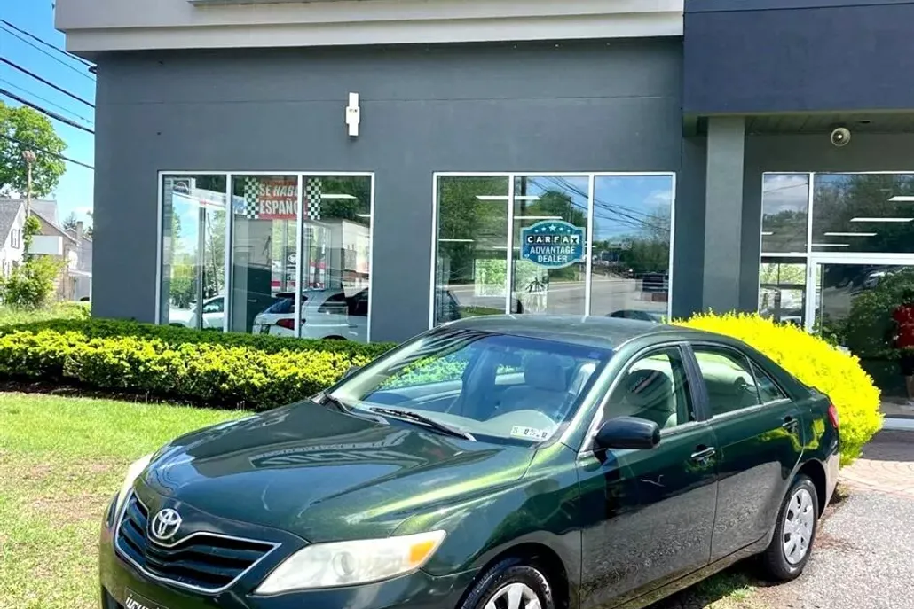2010 Toyota Camry LE photo 1