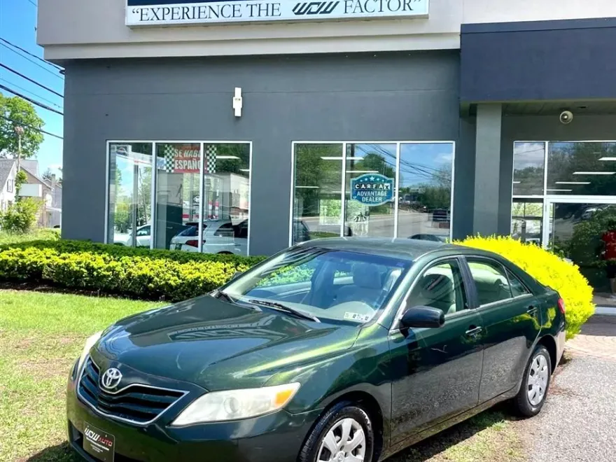 2010 Toyota Camry LE photo 1