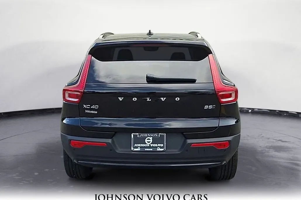 2026 Volvo XC40 Plus photo 1