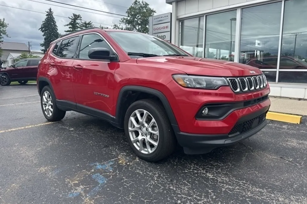 2023 Jeep Compass Latitude Lux photo 1