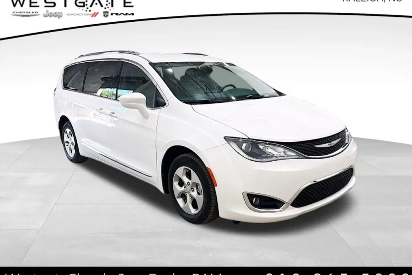 2017 Chrysler Pacifica Touring Plus photo 1
