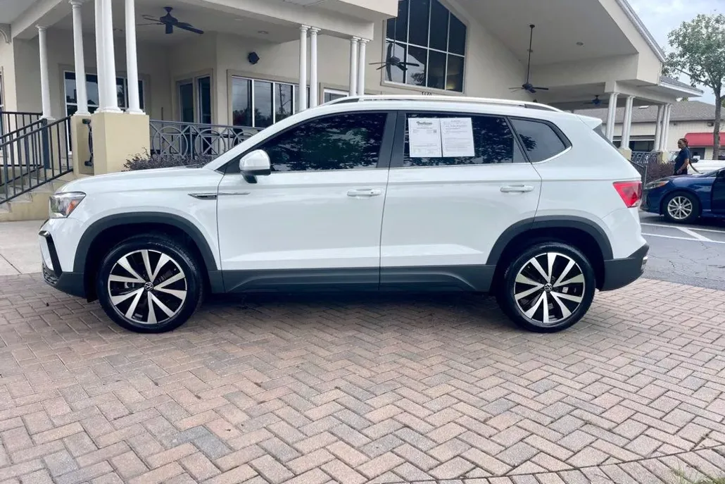 2022 Volkswagen Taos SE photo 1