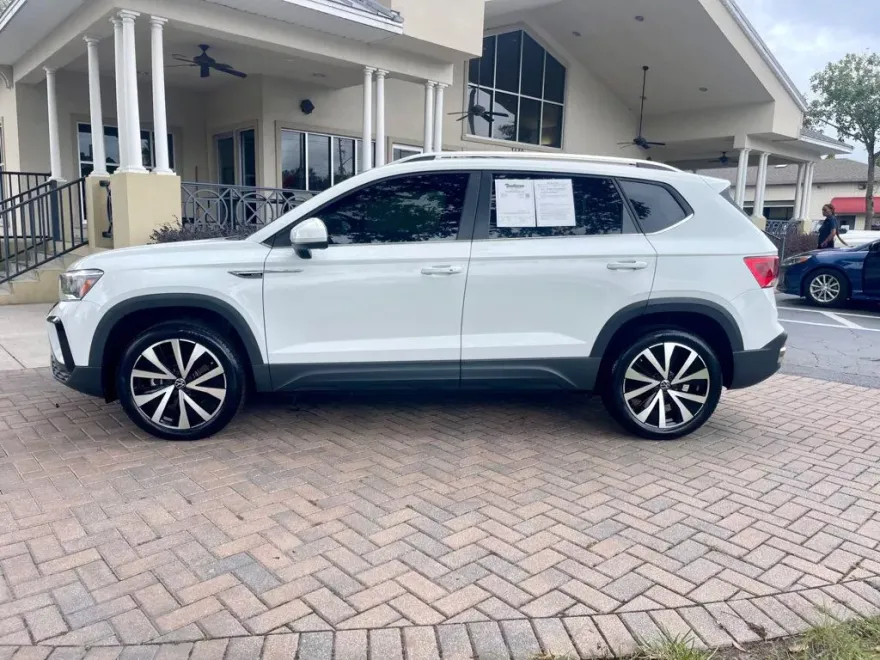 2022 Volkswagen Taos SE photo 1