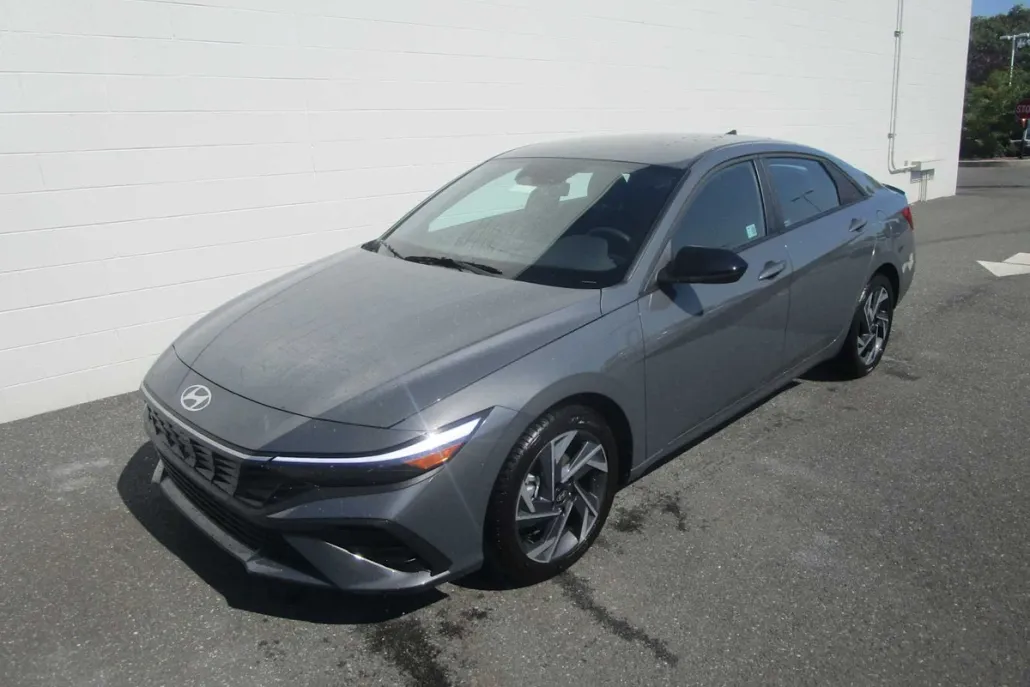 2025 Hyundai Elantra SEL Sport photo 1