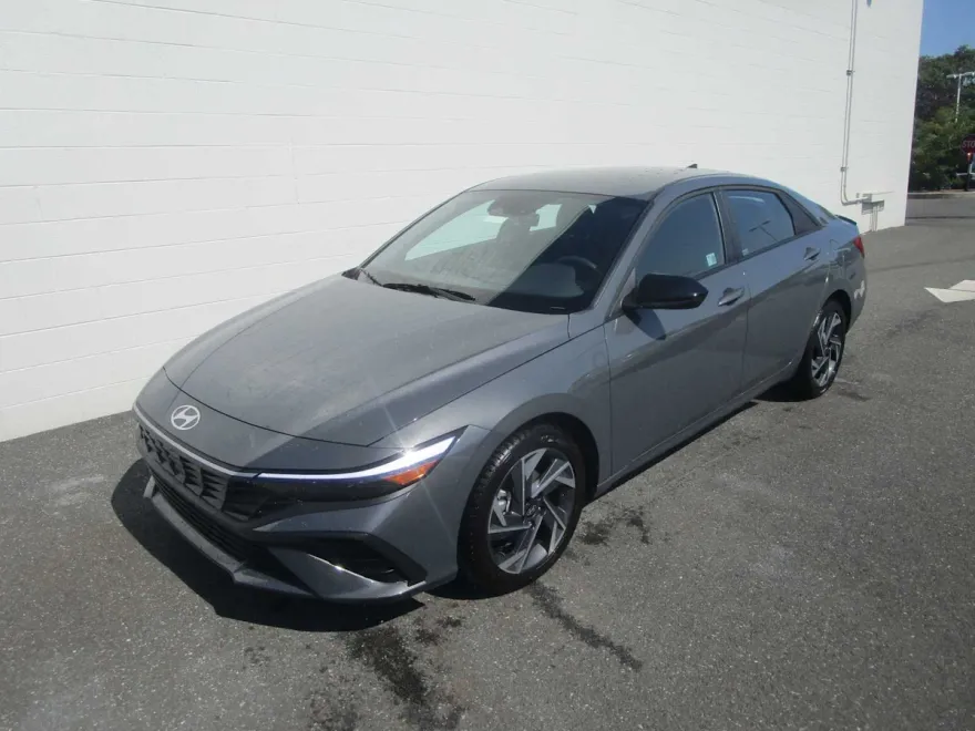 2025 Hyundai Elantra SEL Sport photo 1