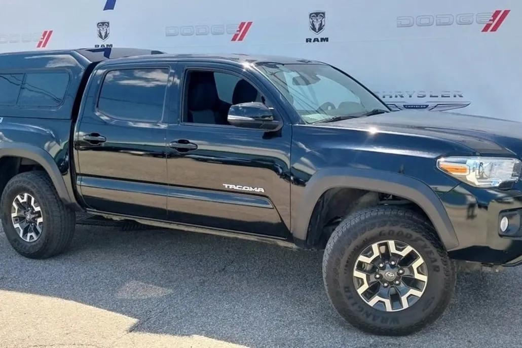 2023 Toyota Tacoma V6 photo 1