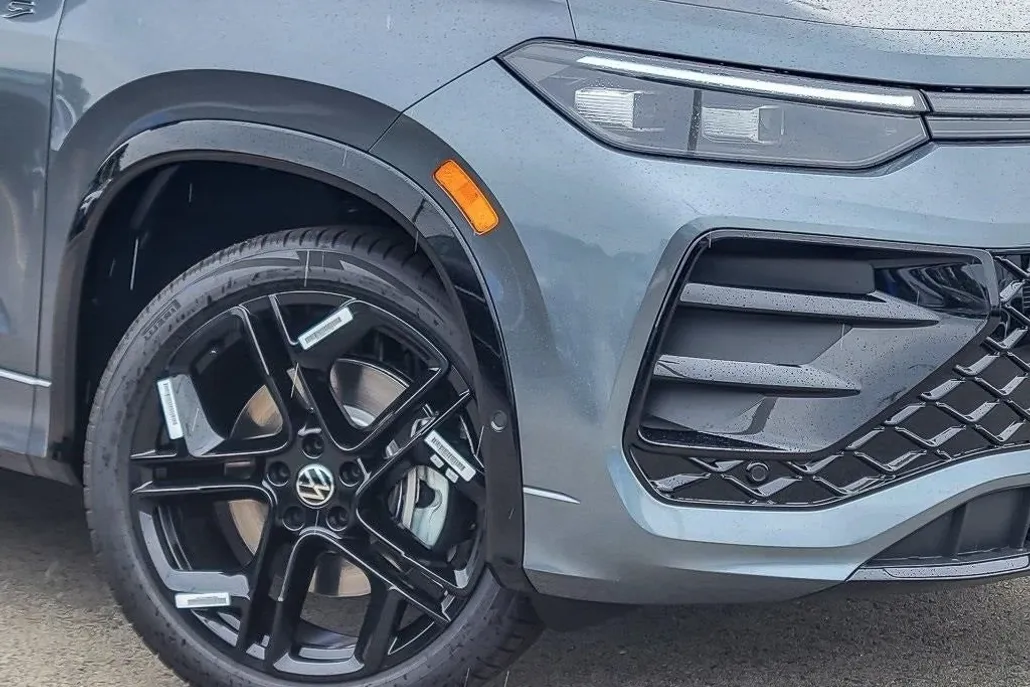 2025 Volkswagen Tiguan SE R-Line Black photo 1