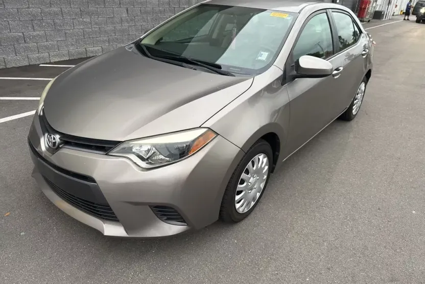 2015 Toyota Corolla LE photo 1