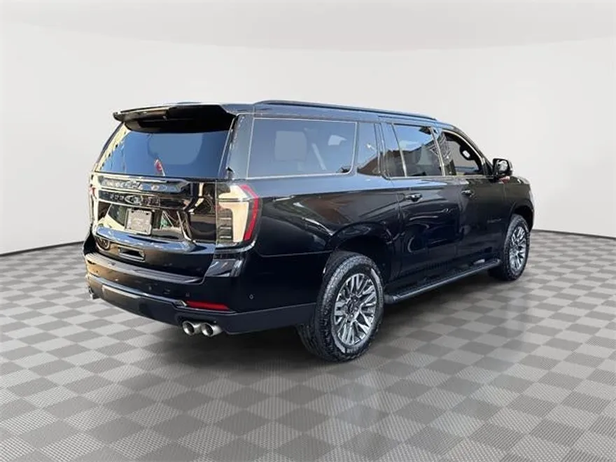 2025 Chevrolet Suburban Z71 photo 1